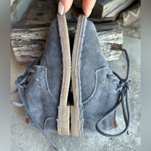 Kenneth Cole kids Gray Suede chukka Boots with Minimalist Design NWT Sz-5. A - Picture 4 of 9